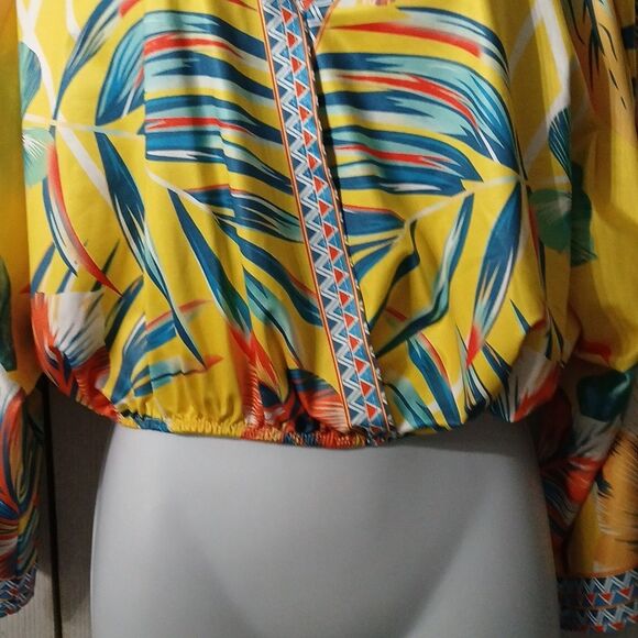 Tropical print cropped elastic hem blouse NWOT SZ L/XL - Picture 2 of 5